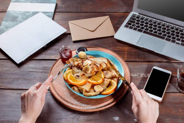 comer frente al pc peligros consejos